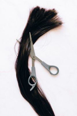 Cosa succede se ti tagli i capelli in una coda di cavallo?