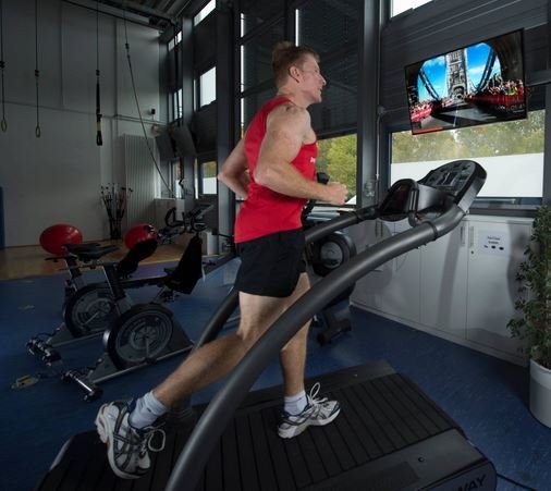 Tapis roulant con schermi televisivi: avanzamento in allenatori ellittici